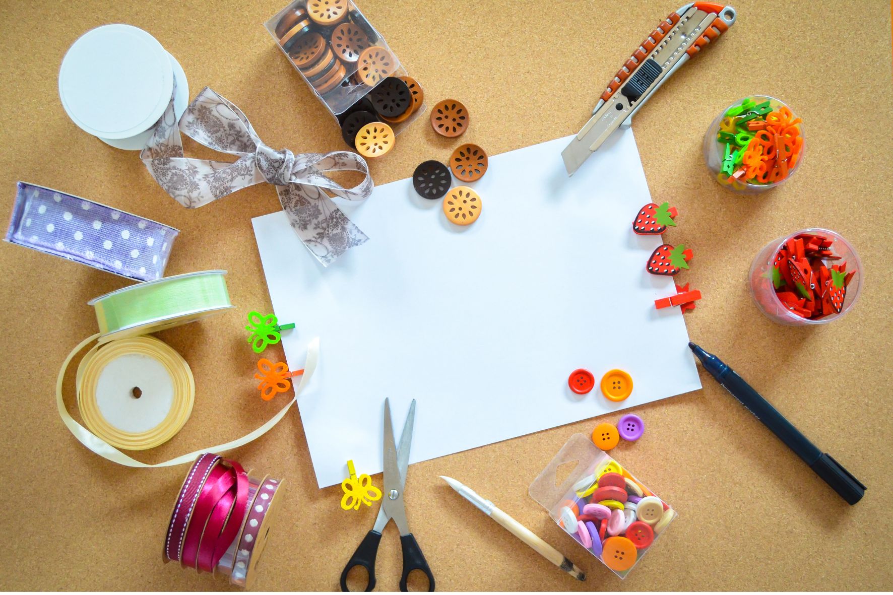 Un laboratorio creativo estivo per adulti con l’obiettivo di sperimentare tecniche artistiche, giocare con i materiali e dare forma alle proprie idee.