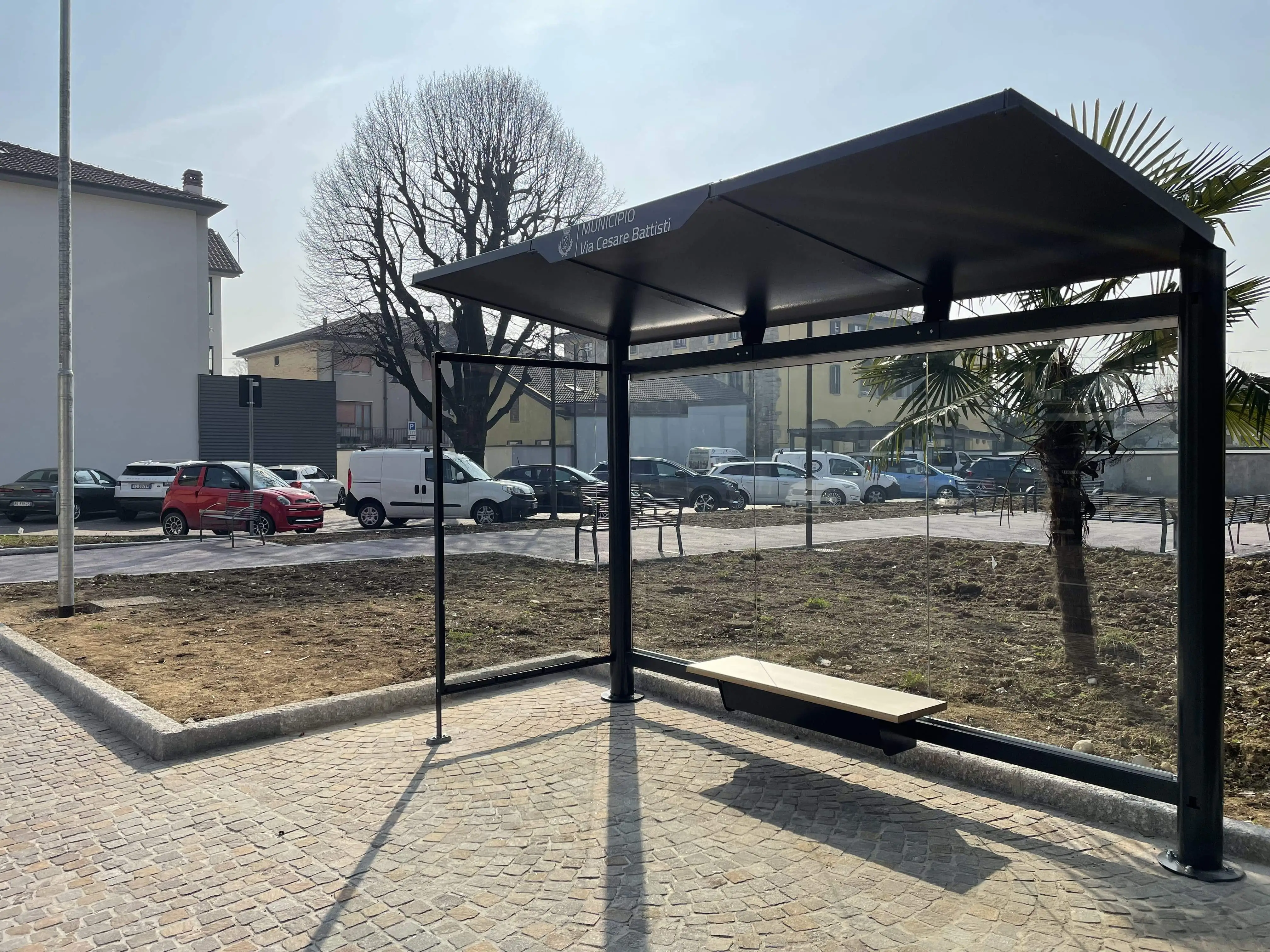 La pensilina della Piazza, in direzione Trescore Balneario, viene anticipata di 50 metri.